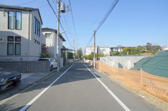 赤堤３　土地の前面道路含む現地写真|北側公道　幅員約5.9m　間口約15m
西側公道　幅員約5.9m　間口約29m