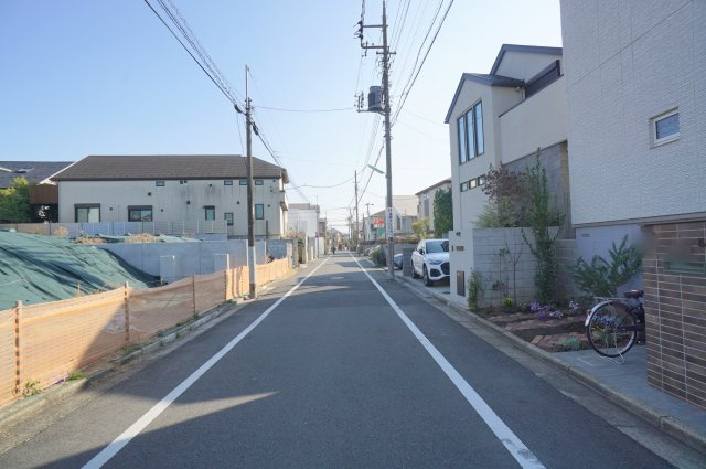 赤堤３　土地の前面道路含む現地写真|北側公道　幅員約5.9m　間口約15m
西側公道　幅員約5.9m　間口約29m