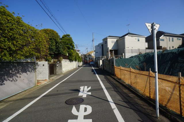 赤堤３　土地の前面道路含む現地写真|北側公道　幅員約5.9m　間口約15m
西側公道　幅員約5.9m　間口約29m