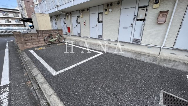 レオパレスウイング北坂戸の駐車場