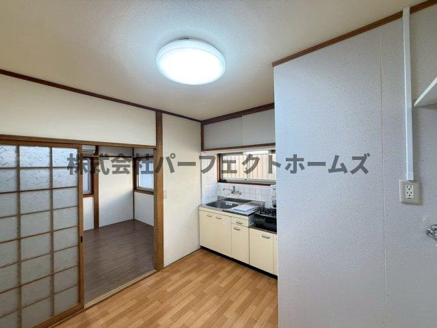 向井田1丁目戸建　賃貸の居間・リビング|おしゃれな居間です