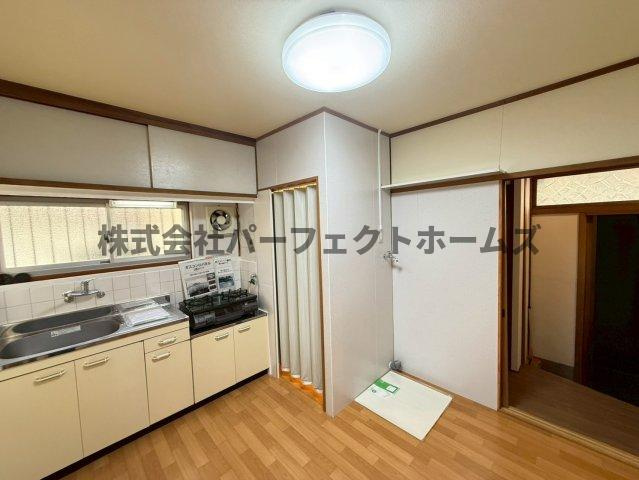 向井田1丁目戸建　賃貸の居間・リビング|こちらのリビングで趣味の時間をお楽しみください