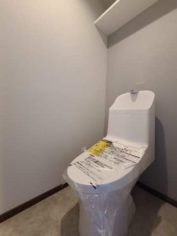 JGMベリテュード箱崎公園セカンドステージのトイレ|【新品】リフォーム済みのトイレは快適な温水洗浄便座付です。清潔感のあるホワイトで統一しました。