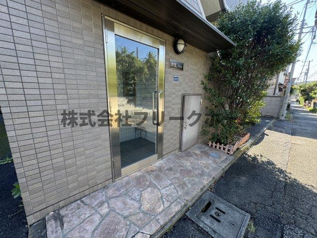 小金井市梶野町４丁目の賃貸マンションのエントランス