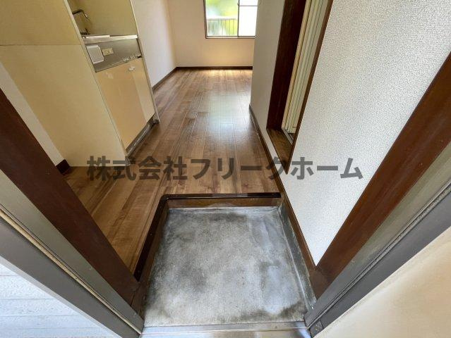 小金井市東町４丁目のアパートの玄関