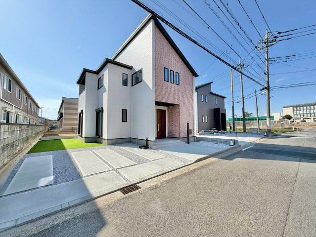【外観】 | 前橋市関根町　GRAFARE | 完成済み！いつでも新生活を始めることができます。
開放感あるLDK！
陽当り、風通しも良い暖かな住まいです。
KOALIVE （コアライブ）【0120-919-727】