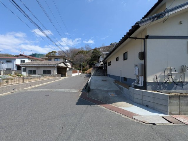 都窪郡早島町若宮 中古住宅の前面道路含む現地写真|◆北西側前面道路の幅員は6.1ｍです。