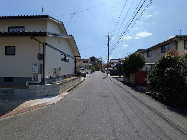 都窪郡早島町若宮 中古住宅の前面道路含む現地写真|◆南西側前面道路の幅員は6.3ｍです。