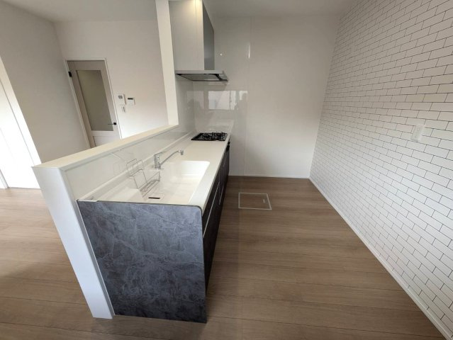 都窪郡早島町若宮 中古住宅のキッチン|◆キッチンには床下収納あり！生活導線を妨げずキッチン周りがすっきりします。