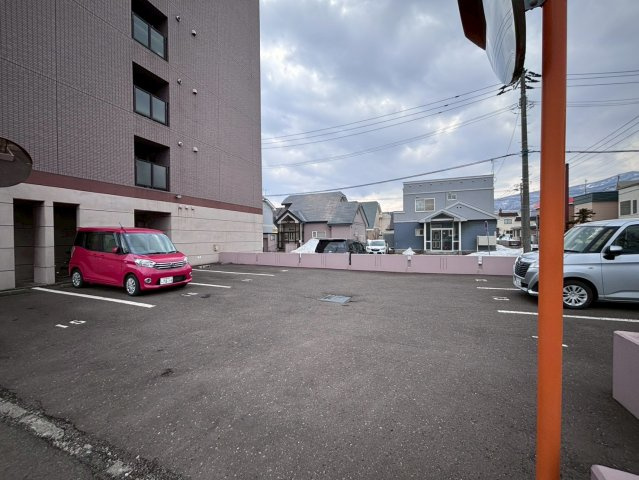 パシフィック発寒駅前壱番館の駐車場