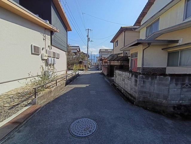 西条市大町396-2　中古戸建の前面道路含む現地写真
