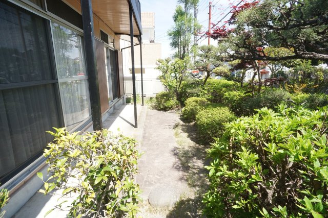 逆瀬台5丁目貸家の庭