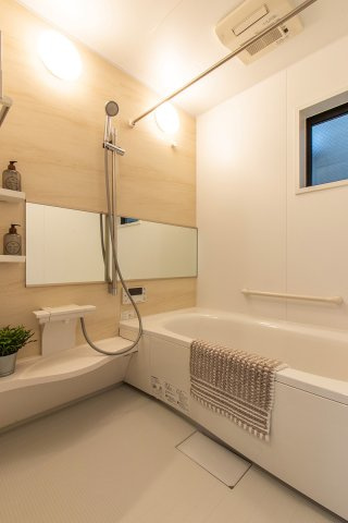 【浴室】 | パークタウン茨木市東奈良　新築戸建て | 【現地モデルハウス写真】浴室♪
浴室は16×16の広々タイプが標準仕様♪
浴室乾燥機付き♪