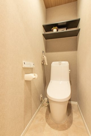【トイレ】 | パークタウン茨木市東奈良　新築戸建て | 【現地モデルハウス写真】トイレ♪
温水洗浄便座標準仕様♪
