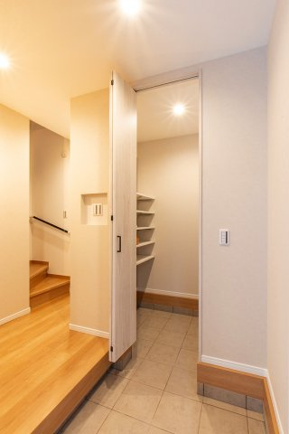 【玄関】 | パークタウン茨木市東奈良　新築戸建て | 【現地モデルハウス写真】玄関♪
大型シューズインクローゼット付き♪可動棚で収納も楽々♪