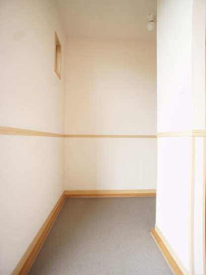 【その他】 | メゾン・ボヌールＢ | 玄関にはペット専用部屋か収納として使えるお部屋があります♪