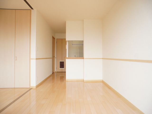 【居間・リビング】 | メゾン・ボヌールＢ | 白を基調とした清潔感のある室内です♪