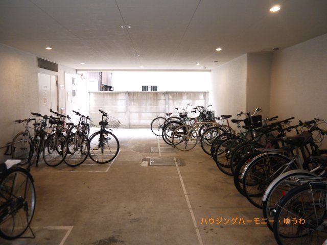 【駐輪場】 | パーク・ノヴァ巣鴨 | 屋根付きの駐輪場となっていますので、雨の日でも大切な自転車が濡れずに済みます。