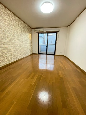 サリナスの洋室