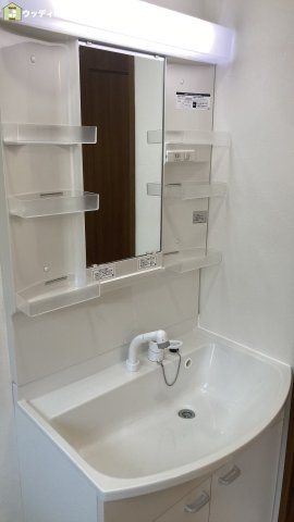 越谷市恩間　中古一戸建ての独立洗面台
