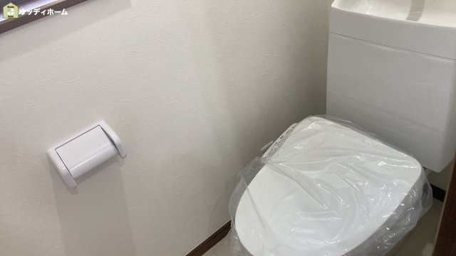 越谷市恩間　中古一戸建てのトイレ
