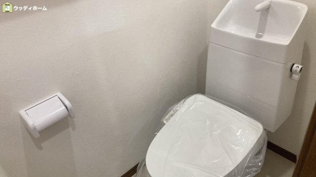 越谷市恩間　中古一戸建てのトイレ