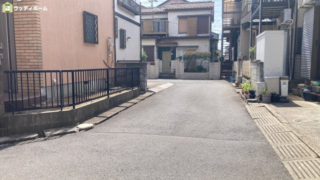 越谷市恩間　中古一戸建ての前面道路含む現地写真