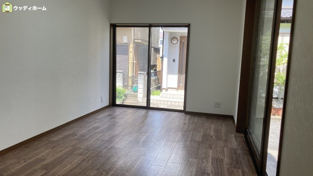 越谷市恩間　中古一戸建ての居間・リビング