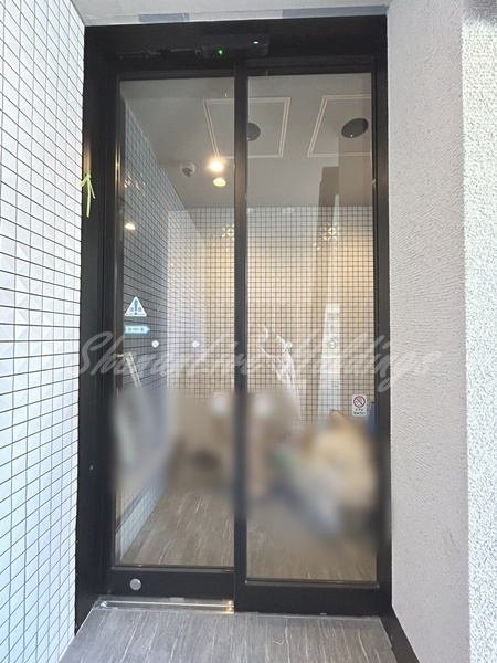 平塚市明石町の賃貸マンションのエントランス