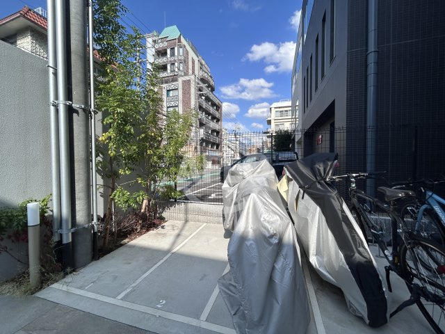  オンリーワン江坂のその他共用部分|ONLY ONE江坂　バイク置き場