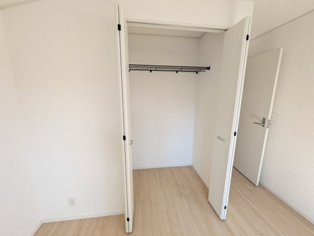 守谷市薬師台　第14　新築戸建　2号棟の収納|大容量のクローゼットを完備。衣類から季節家電までスッキリ片付き、空間を有効活用できます。