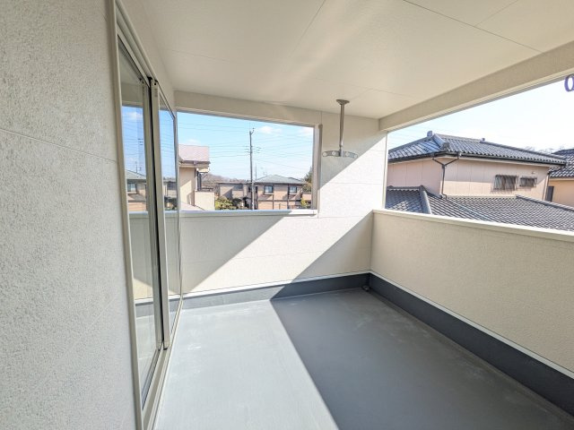 守谷市薬師台　第14　新築戸建　2号棟のバルコニー|人気のインナーバルコニー。室内と一体感があり、雨の日のお子様の遊び場や、ペットの安全な外気浴スペースにも最適です♪