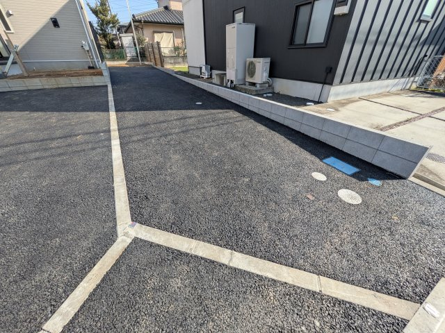 守谷市薬師台　第14　新築戸建　2号棟の駐車場|駐車3台可能で、出し入れしやすいゆとりのカースペース。
月々の駐車場代が不要な点も大きな魅力です。