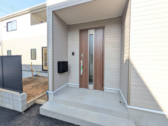 守谷市薬師台　第14　新築戸建　2号棟の玄関|玄関ドアはカードキーで開閉も楽々♪
スマホでの開錠と施錠も可能です！
玄関上部には人感センサー付きのダウンライトがあるので、夜間の帰宅時に自動で点灯してくれます♪
防犯対策面にも一役買ってくれます！