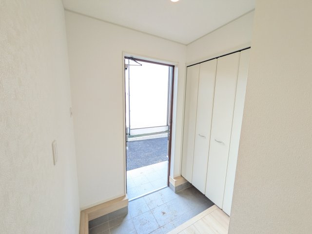 守谷市薬師台　第14　新築戸建　2号棟の玄関|家族全員の靴がスッキリ片付く大容量シューズボックス完備。お客様を気持ちよく迎えられる、明るく清潔感あふれる玄関です。