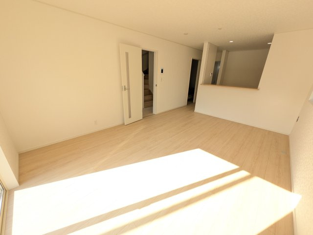 守谷市薬師台　第14　新築戸建　2号棟の居間・リビング|家族の会話が自然と弾む、広々としたゆとりのLDK。南西向きの窓からたっぷりの光が射し込む明るく快適な空間です。