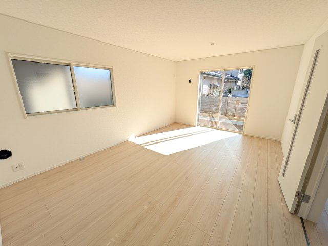 守谷市薬師台　第14　新築戸建　2号棟の居間・リビング|居心地の良いデザインと機能性を両立。ご友人を招いたり、趣味を楽しんだり、様々なシーンで活躍する団らんの中心地です。