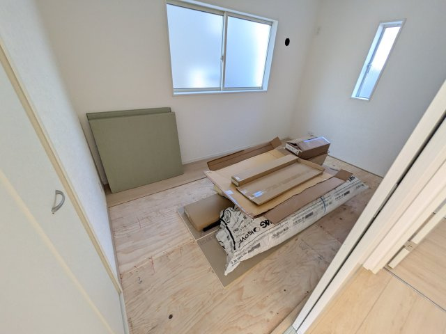守谷市薬師台　第14　新築戸建　2号棟の和室|琉球畳の和室は陽当たりも良く、落ち着ける空間です♪
リビングとの続き間になっているので、お子様の遊ぶスペースやお昼寝などにも使えます！
押し入れもあり収納にも困りません♪