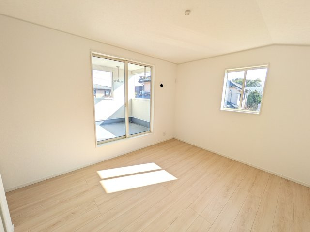 守谷市薬師台　第14　新築戸建　2号棟の洋室|バルコニーに面した明るい２面採光で、毎朝爽やかな光を感じられます。