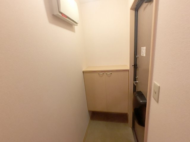 プラティーク八柳201の玄関