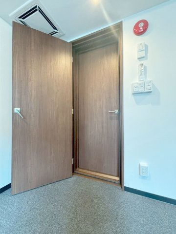 「防音マンション」スカイラシクラス田園調布の内装|防音扉を採用でリビングと防音室との音（音楽）も低減してくれています！