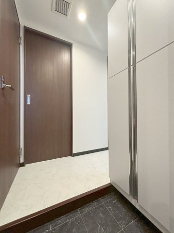 「防音マンション」スカイラシクラス田園調布の玄関|明るい玄関です