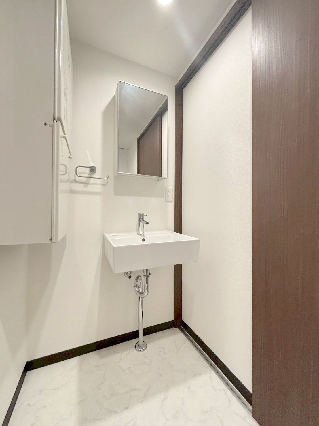 「防音マンション」スカイラシクラス田園調布の洗面所|明るい洗面所です