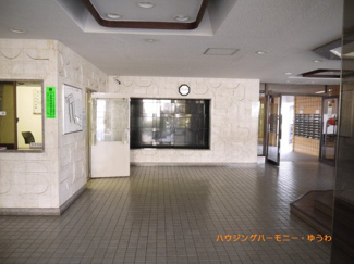【その他共用部分】 | 重厚感溢れるエントランスは、マンションの優雅さを示す特徴でもあります。