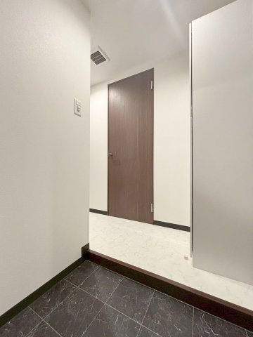 「防音マンション」スカイラシクラス田園調布の玄関|明るい玄関です