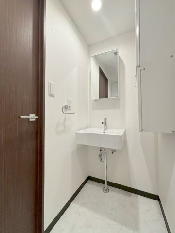 「防音マンション」スカイラシクラス田園調布の洗面所|明るい洗面所です