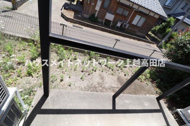 ヴィラ･ベルデベル Ａのバルコニー|専用庭