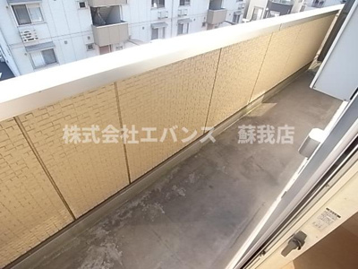 【バルコニー】 | サニーリヴA | 外からの目が気にならないバルコニーで洗濯物が干せます