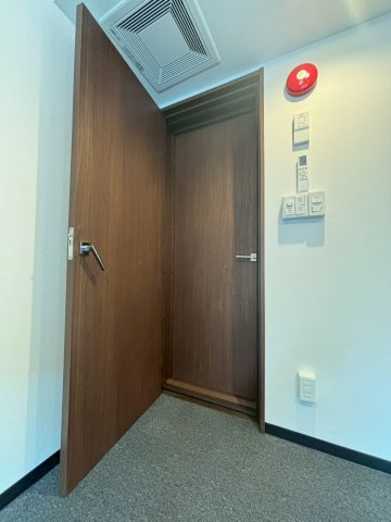 「防音マンション」スカイラシクラス田園調布の内装|防音扉を採用でリビングと防音室との音（音楽）も低減してくれています！