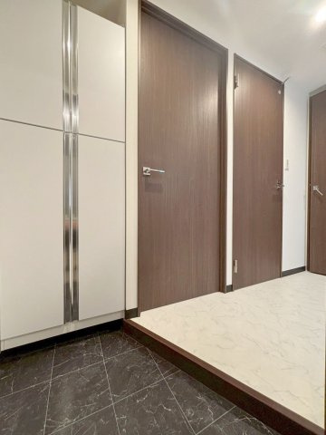「防音マンション」スカイラシクラス田園調布の玄関|明るい玄関です